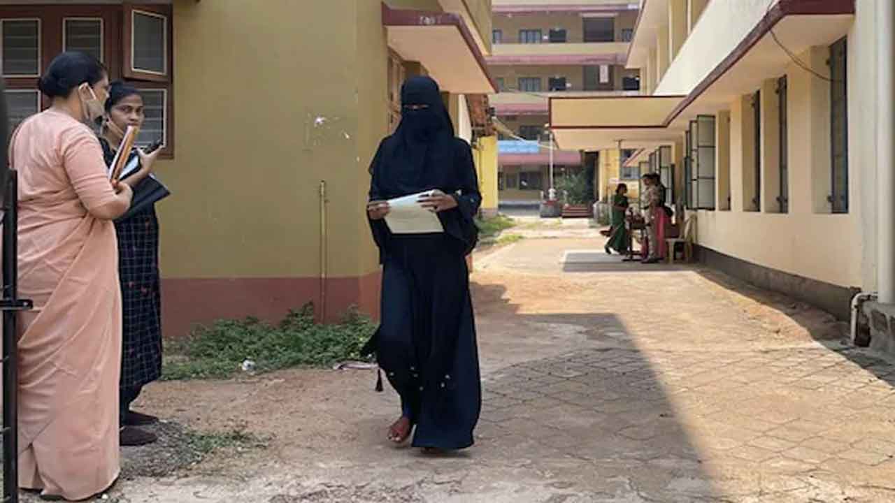 హిజాబ్ ధ‌రించి ప‌రీక్ష‌కు వెళ్తే.. ఇద్ద‌రు అమ్మాయిల్ని వెళ్ల‌గొట్టారు