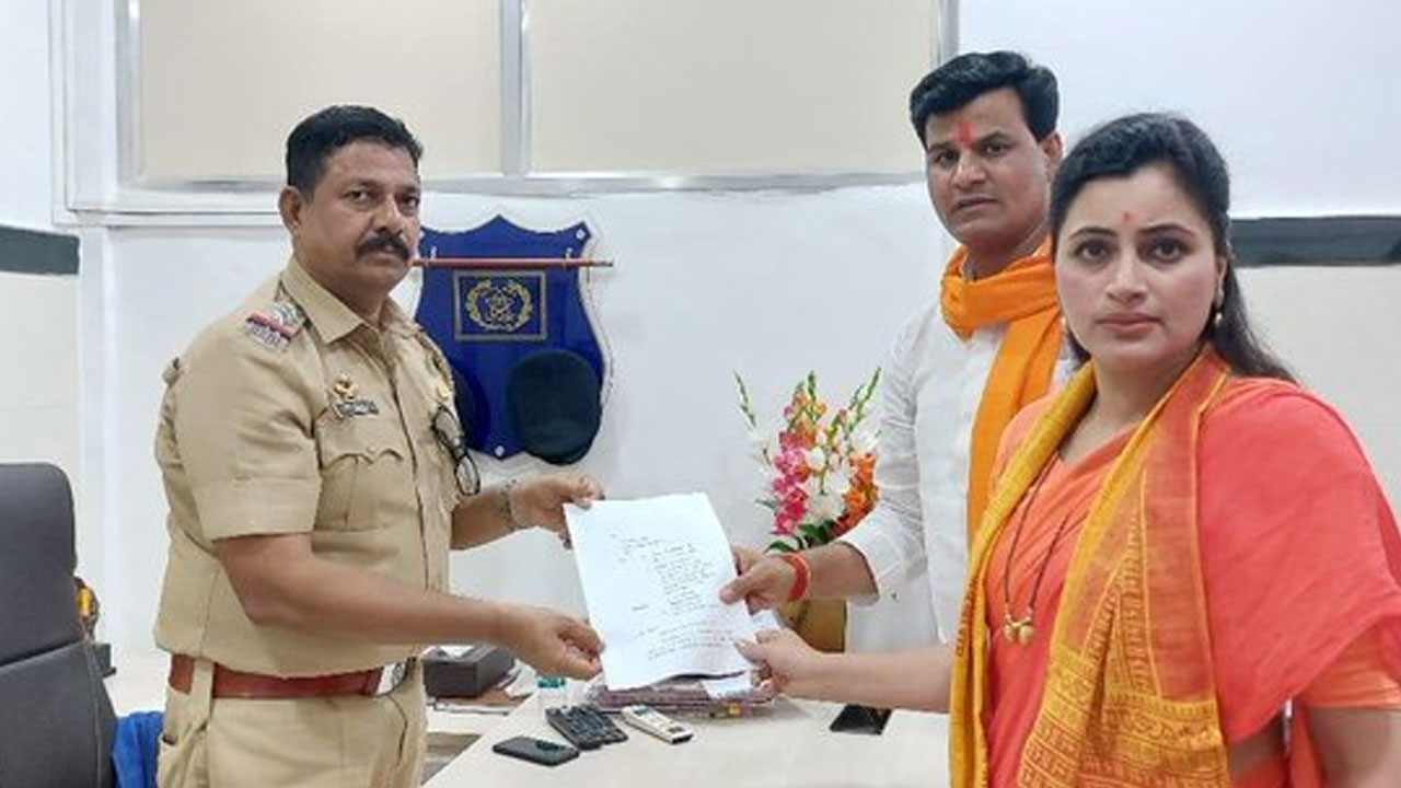 ఎంపీ న‌వనీత్ రాణా దంప‌తుల అరెస్ట్‌.. కేసులు న‌మోదు చేసిన ముంబై పోలీసులు