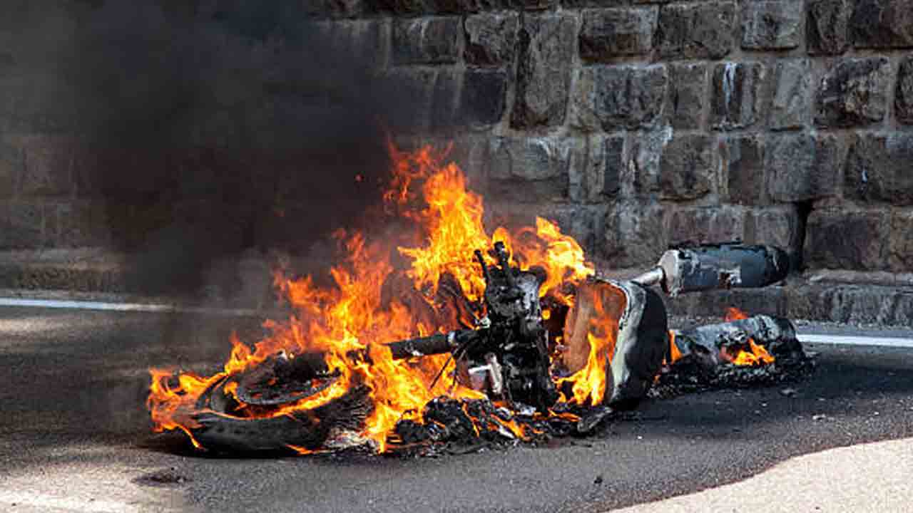 అల్లుడి మీద కోపంతో.. స్నేహితుడి బైక్‌ను దగ్ధం చేసిన మామ