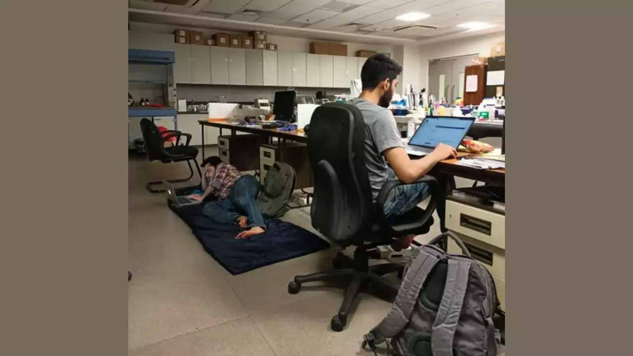 Viral photo: లైబ్ర‌రీలో నేల‌పై ప‌డుకొని చ‌దువుకుంటున్న ఐఐటీ, బాంబే పీహెచ్‌డీ స్కాల‌ర్‌..ఫొటో వైర‌ల్‌!