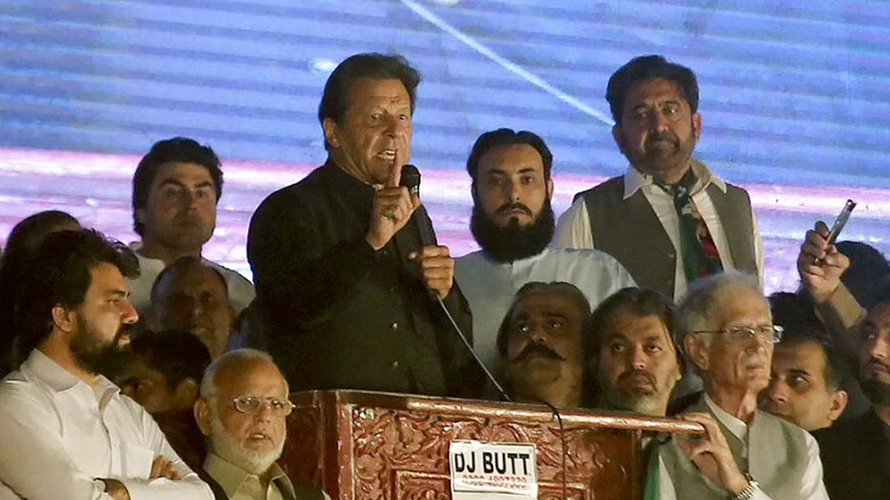 అర్ధ‌రాత్రి కోర్టుల‌కు ఏం ప‌ని? అగ్గిమీద గుగ్గిల‌మైన ఇమ్రాన్