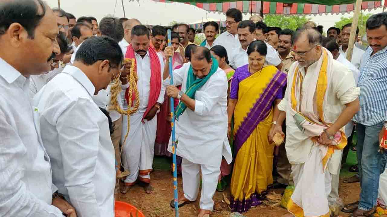 ధాన్యం కొనుగోలు కేంద్రాలను ప్రారంభించిన మంత్రి ఇంద్రకరణ్‌ రెడ్డి