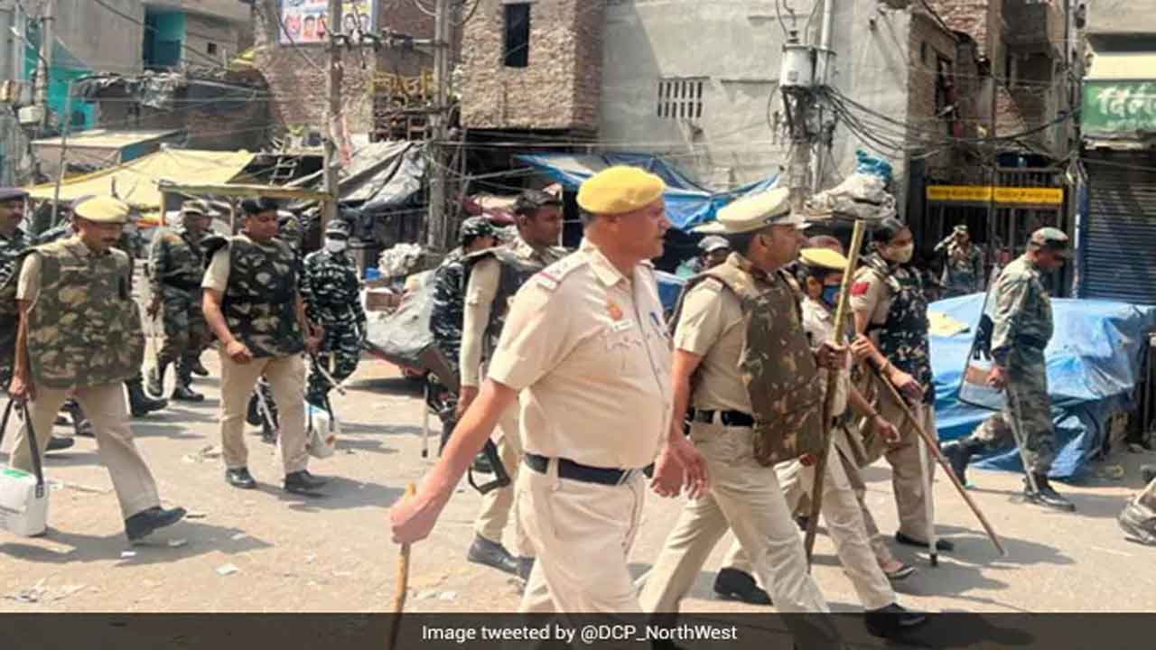 జ‌హంగిర్‌పురి హింస‌: 23 మంది అరెస్టు.. పోలీసుల‌పై రాళ్ల దాడి