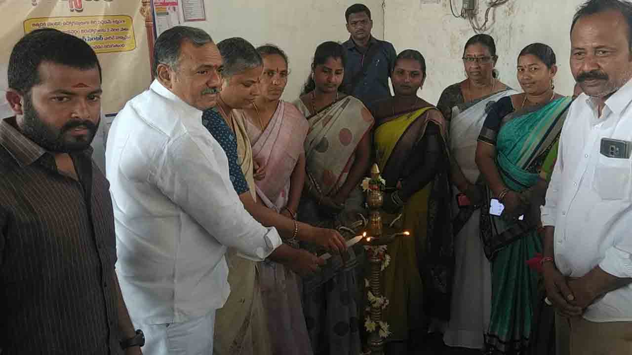 జీఎంఆర్ ట్రస్ట్ ఉచిత శిక్షణ కేంద్రాన్ని ప్రారంభించిన ఎమ్మెల్యే గండ్ర