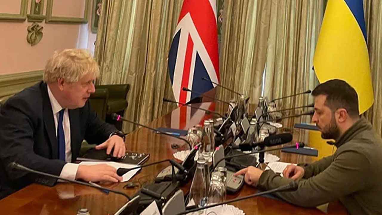 హ‌ఠాత్తుగా కీవ్‌లో ప్ర‌త్య‌క్ష‌మైన బ్రిట‌న్ ప్ర‌ధాని… జెలెన్‌స్కీతో స‌మావేశం