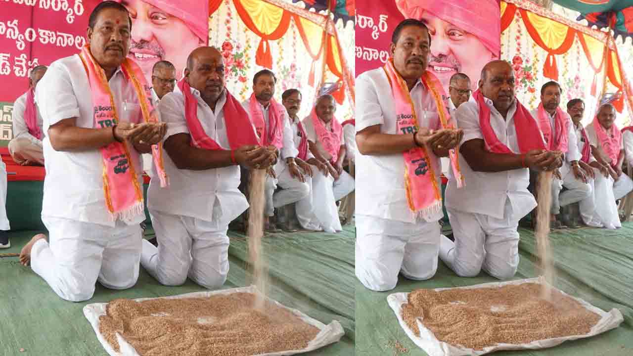 మోకాళ్లపై కూర్చొని నిరసన తెలిపిన ఎమ్మెల్యేలు..