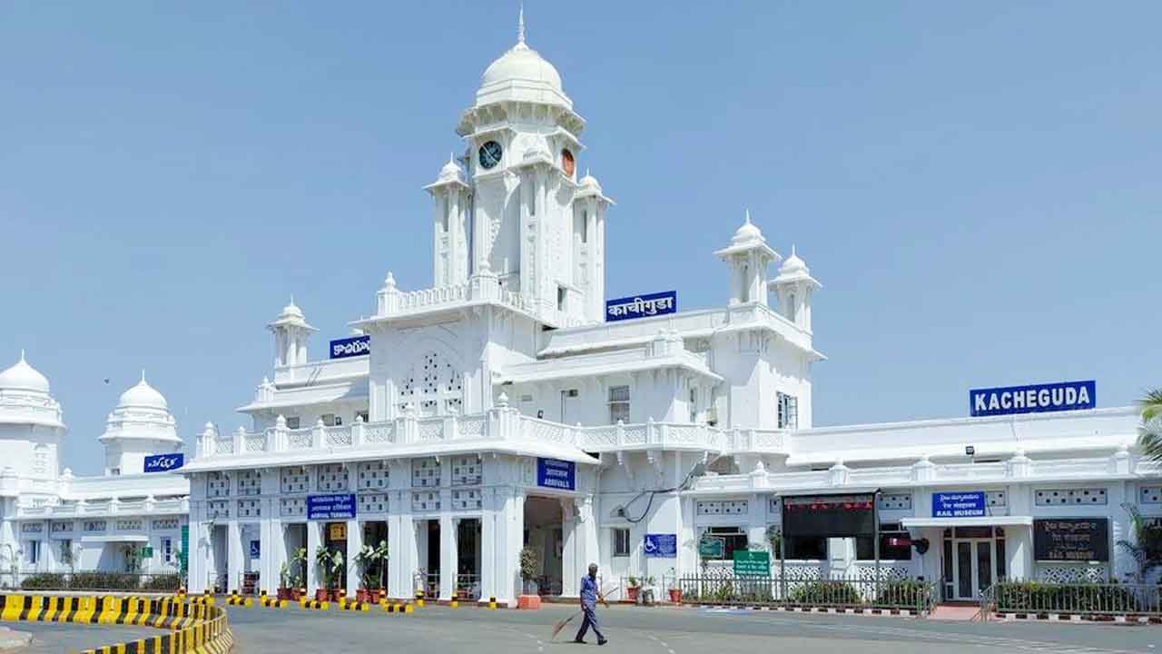 ఏ శైలిలో కాచిగూడ రైల్వేస్టేషన్ నిర్మించారు?