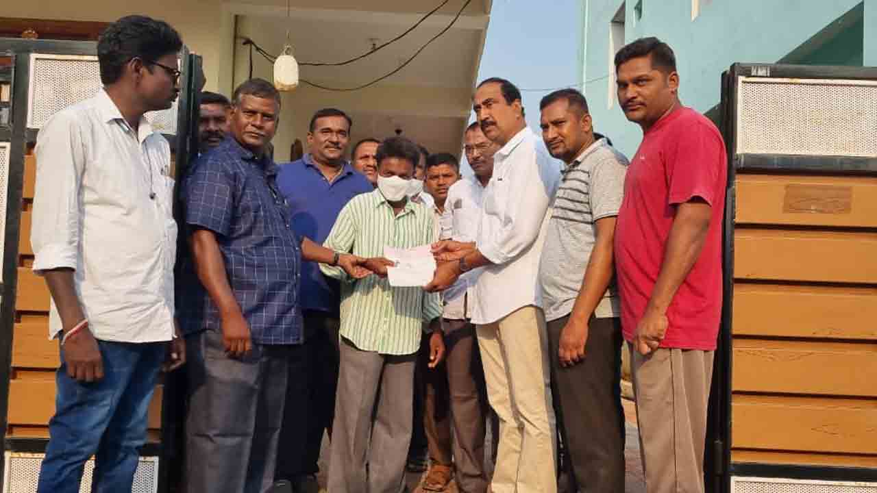 ఇంటింటికి తిరుగుతూ..సీఎంఆర్‌ఎఫ్‌ చెక్కులు పంపిణీ చేసిన ఎమ్మెల్యే సంజయ్‌