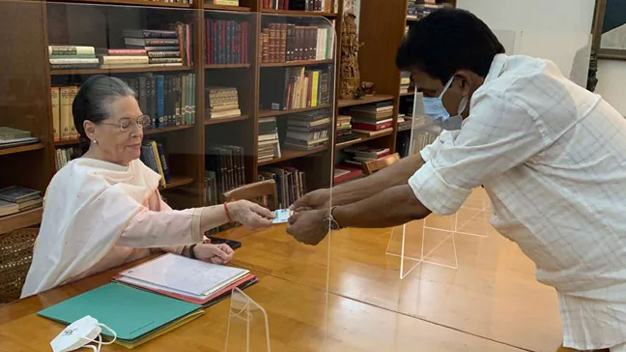 సోనియా గాంధీ ఐడీ నెంబ‌ర్ DL 20213212… చివ‌ర‌గా సోనియా గాంధీయే