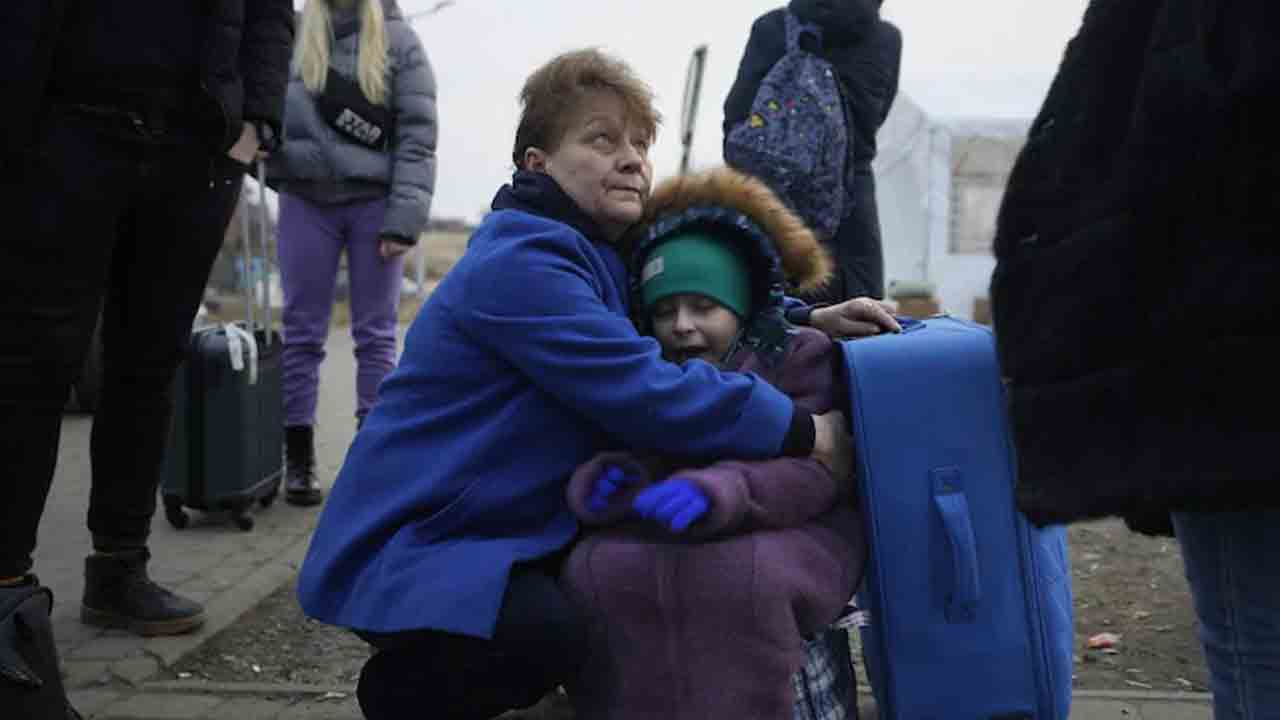 ర‌ష్యా సైనికుల కీచ‌క ప‌ర్వం :  బ‌ల‌గాల‌ కంట‌ప‌డ‌కుండా జుట్టు క‌త్తిరించుకున్న ఉక్రెయిన్ బాలిక‌లు!