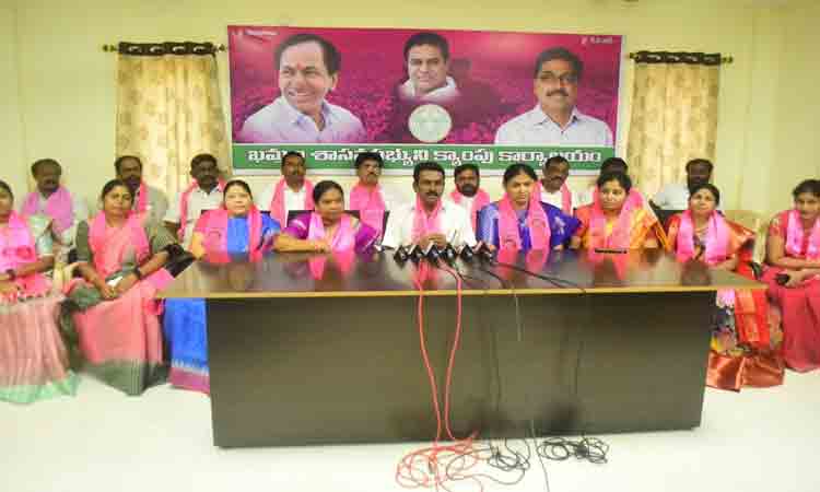 రేణుకమ్మ జిల్లాకు చేసిందేంటో చెప్పాలి