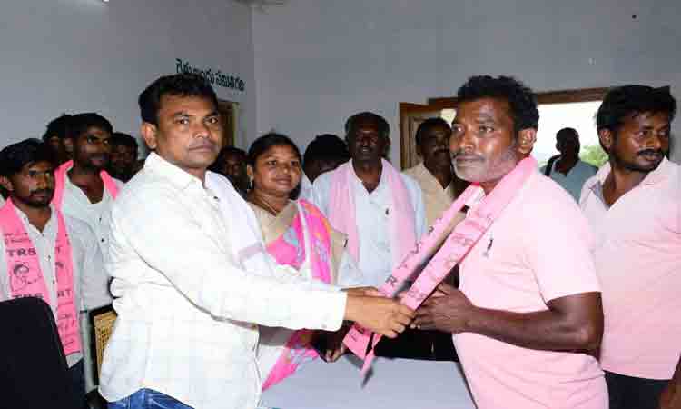 కార్యకర్తలకు అండగా టీఆర్‌ఎస్‌