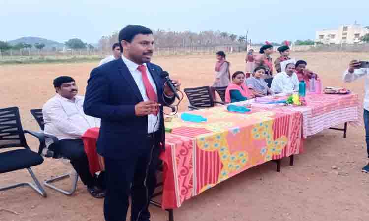 కార్పొరేట్‌కు దీటైన విద్యనందించాలి