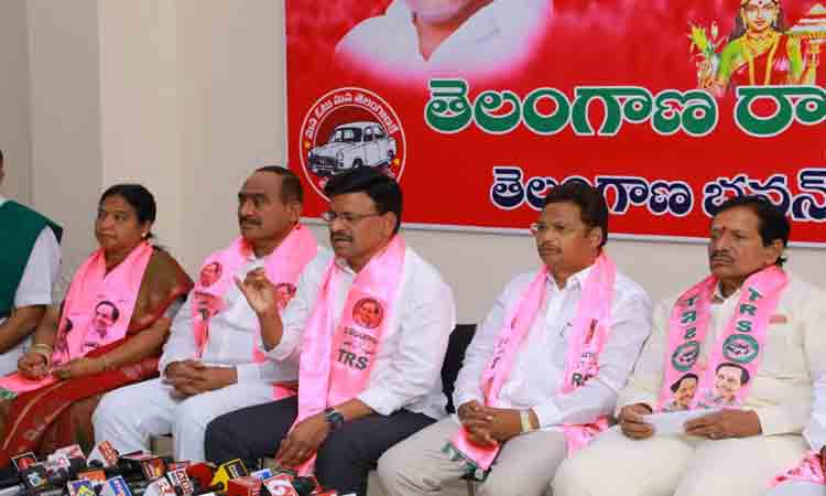 జెండాలు తప్ప ఎజెండా లేని ప్రతిపక్షాలు