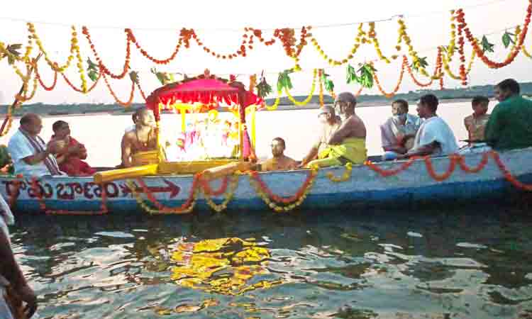 అలల ఊయలపై అందాల రాముడు