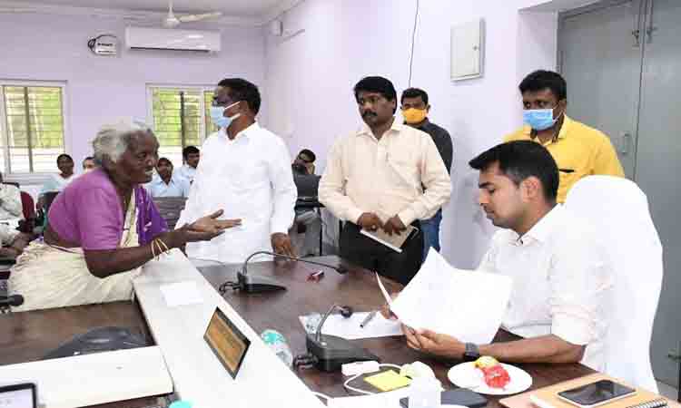 ఫిర్యాదులను తక్షణం పరిష్కరించాలి