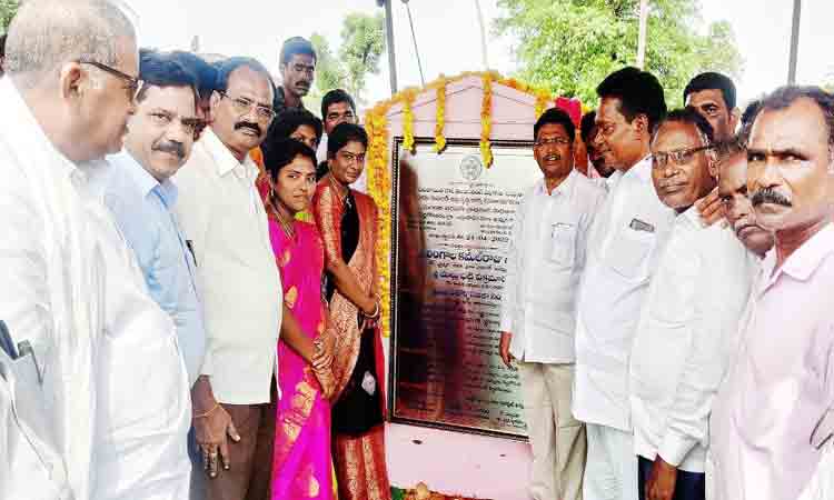 కార్పొరేట్‌ స్కూళ్లకు దీటుగా ప్రభుత్వ పాఠశాలలు