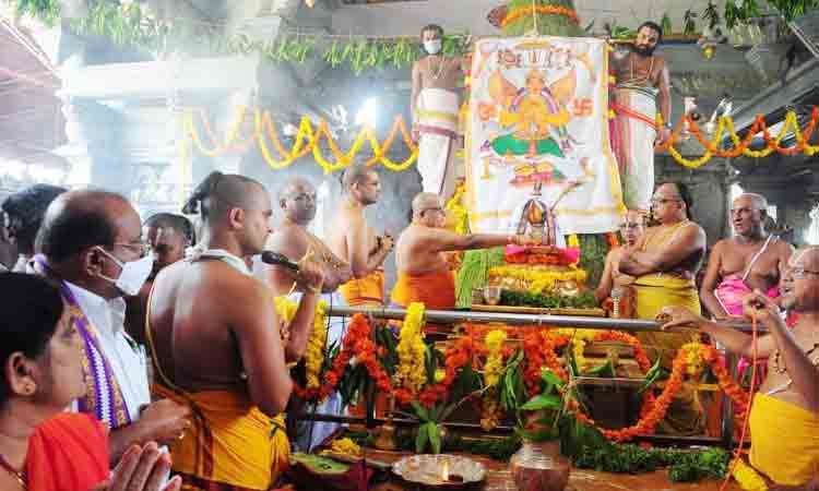 భద్రాద్రిలో వైభవంగా ధ్వజారోహణం