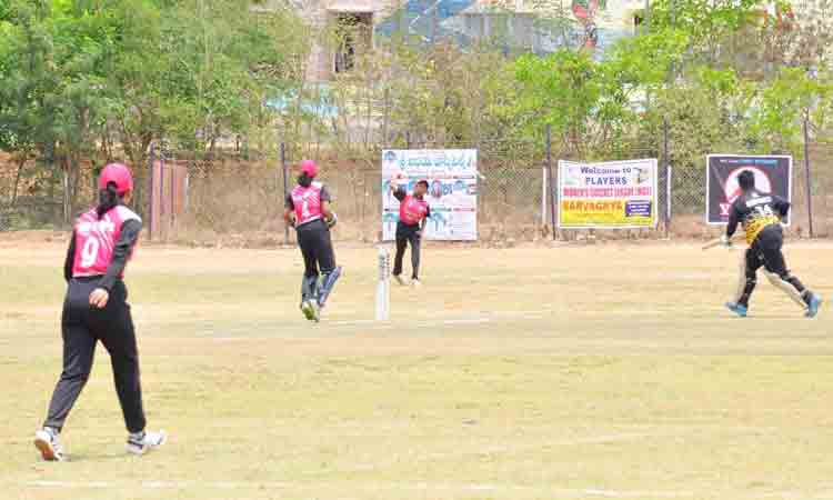అమ్మాయిలు అదర‘కొడుతున్నరు’..