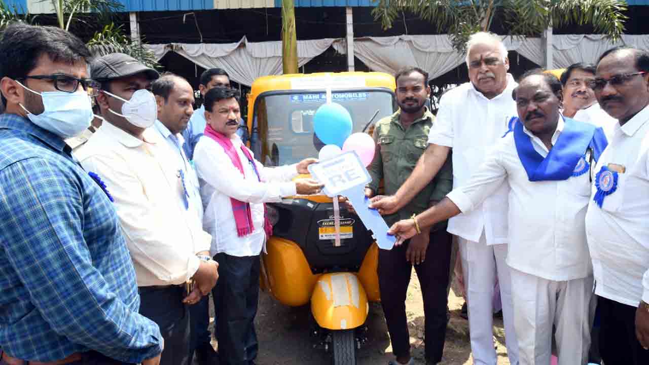 ప్రభుత్వం అందిస్తున్న సహాయంతో ఆర్థికంగా ఎదగాలి : కలెక్టర్ రాహుల్ రాజ్