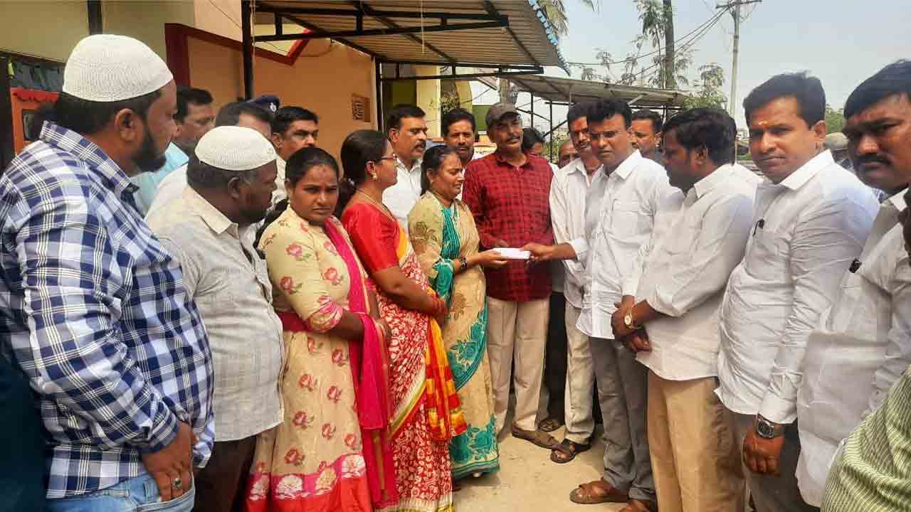 ఆపదలో ఉన్న వారికి అండగా ఉంటా : ఎమ్మెల్యే వివేకానంద్‌