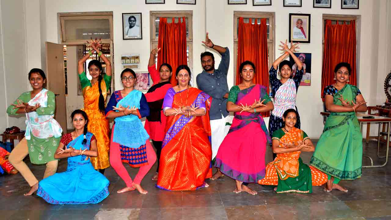ఐటీ కొలువులు వ‌దులుకుని కూచిపూడి నృత్యం నేర్చుకుంటున్న మ‌హిళ‌లు.. ఎందుకంటే..