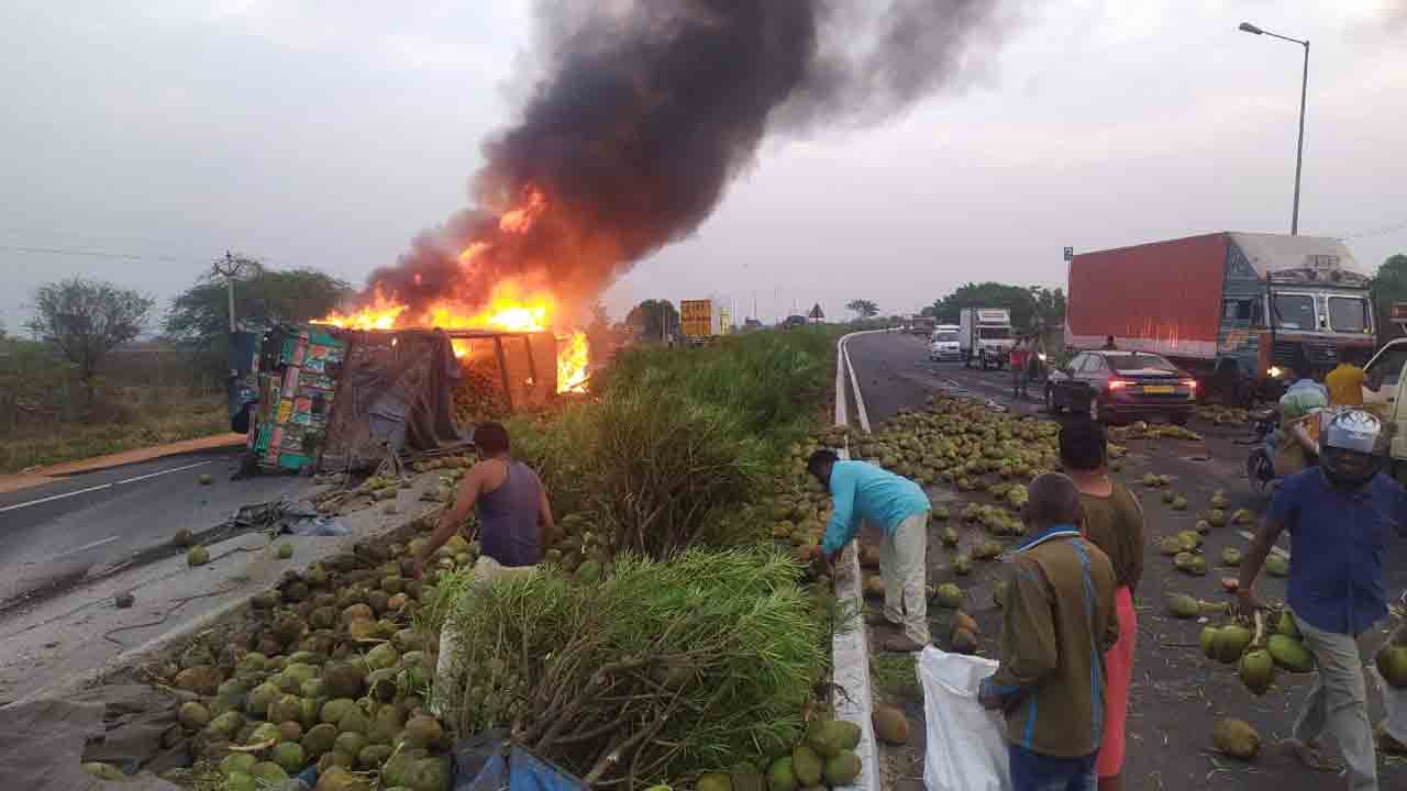 ఆదిలాబాద్‌ జిల్లాలో లారీ బోల్తా..క్లీనర్‌కు గాయాలు