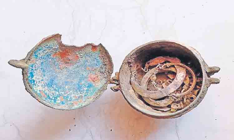 పునాదుల తవ్వకాల్లో వెండి నగలు లభ్యం