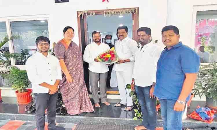 మంత్రులను కలిసిన జీసీసీ చైర్మన్‌