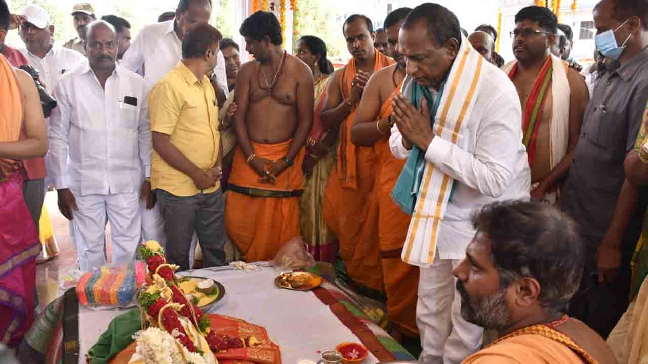 ఆలయాల అభివృద్ధిపై సీఎం కేసీఆర్‌ ప్రత్యేక దృష్టి : మంత్రి మల్లారెడ్డి