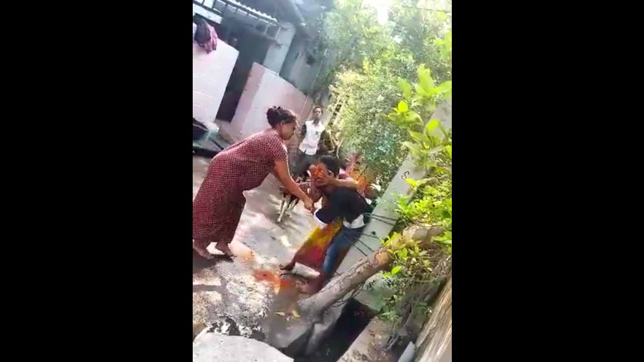 గంజాయి తాగొచ్చి స‌తాయిస్తున్న కొడుకుపై త‌ల్లి మ‌మ‌‘కారం’.. వీడియో