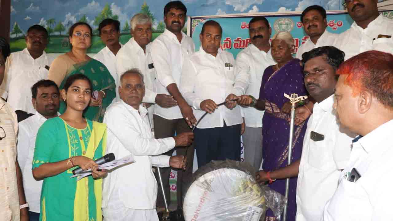 సబ్సిడీపై డ్రిప్‌ పరికరాలు అందజేసిన ఎమ్మెల్యే మాణిక్‌ రావు