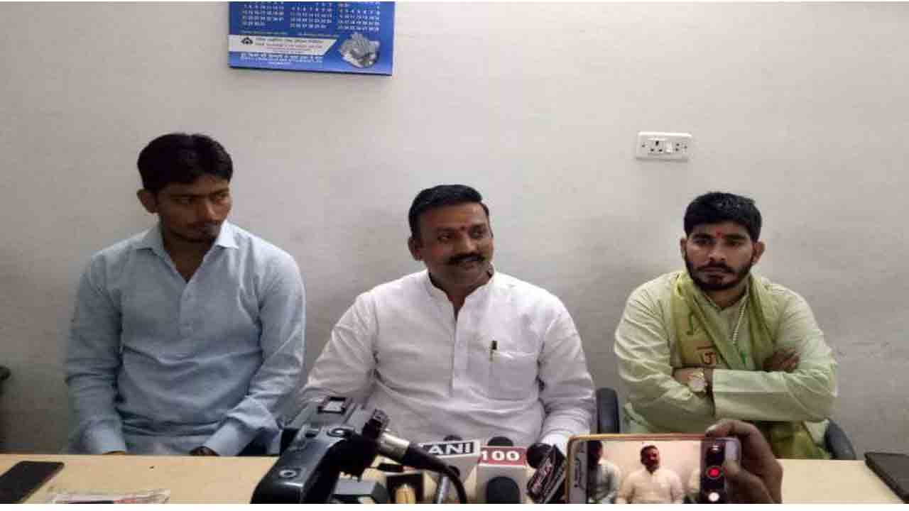 ముస్లింలపై నోరు పారేసుకున్న మరో నేత : ప్రవీణ్ తొగాడియా సమక్షంలోనే విద్వేష వ్యాఖ్యలు!