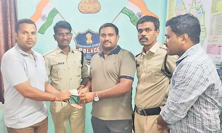 పోయిన పర్సు బాధితుడికి అప్పగింత