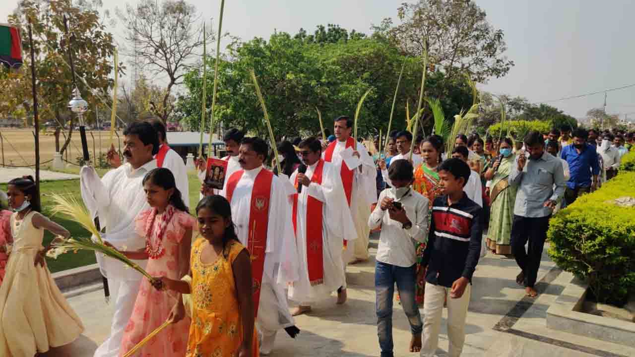 మెదక్‌ చర్చిలో ఘనంగా మట్టల పండుగ