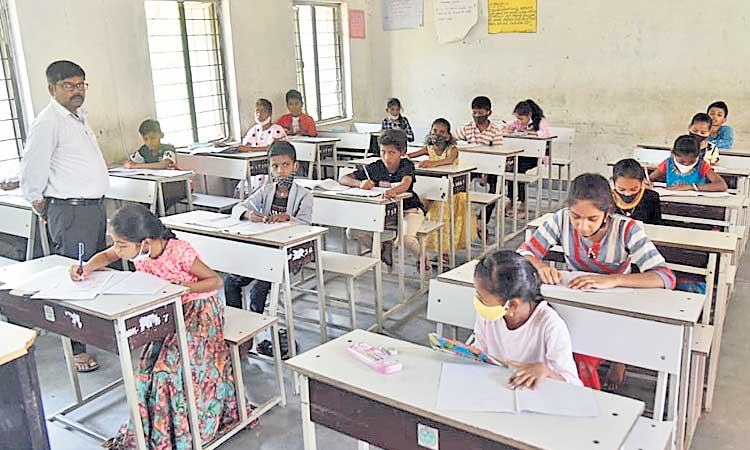 ప్రశాంతంగా మోడల్‌ స్కూల్‌ ప్రవేశ పరీక్ష