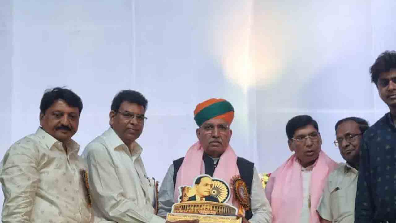 కుప్ప‌కూలిన వేదిక : కేంద్ర మంత్రి అర్జున్ మేఘ్‌వాల్‌కు త‌ప్పిన ప్ర‌మాదం