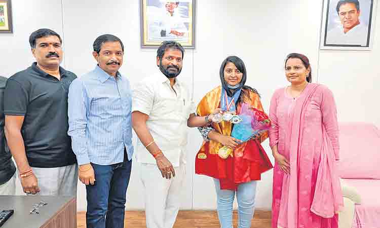 తపస్వికి మంత్రి శ్రీనివాస్గౌడ్ అభినందన
