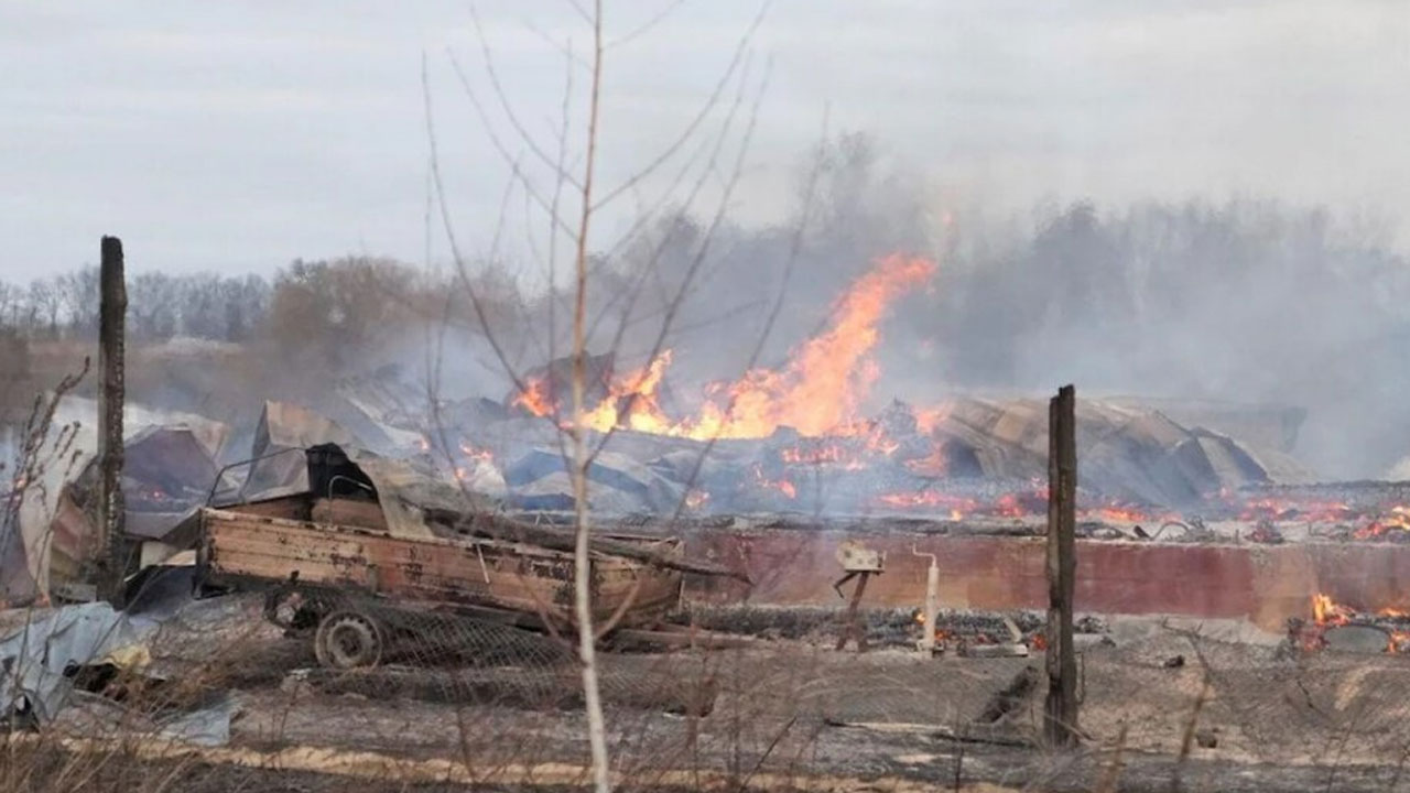 తూర్పు ఉక్రెయిన్‌లోని రైల్వే స్టేష‌న్‌పై రాకెట్ దాడులు.. 30 మంది దుర్మ‌ర‌ణం