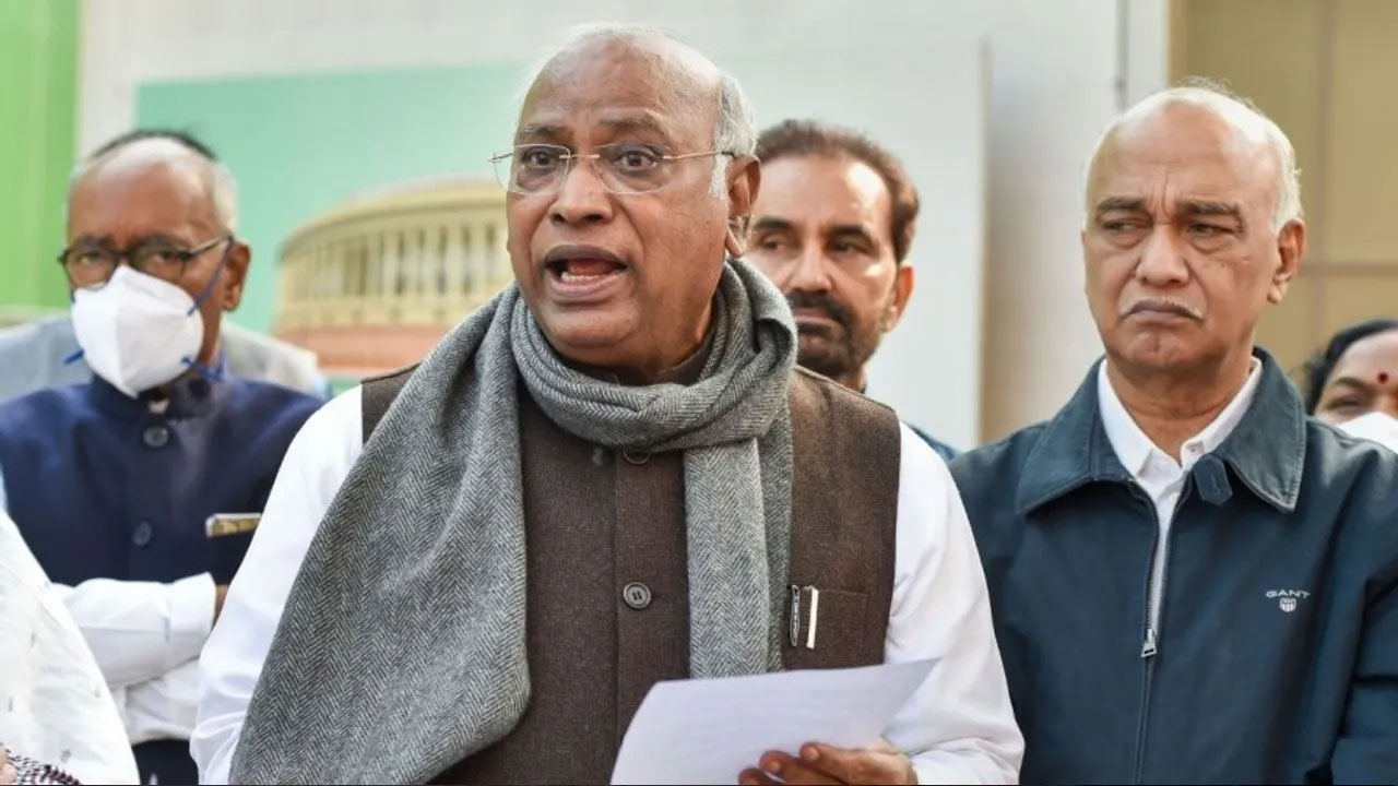 పెట్రో ధ‌ర‌ల పెంపుపై చ‌ర్చించ‌కుండా ప్ర‌భుత్వం పారిపోయింది :  కాంగ్రెస్