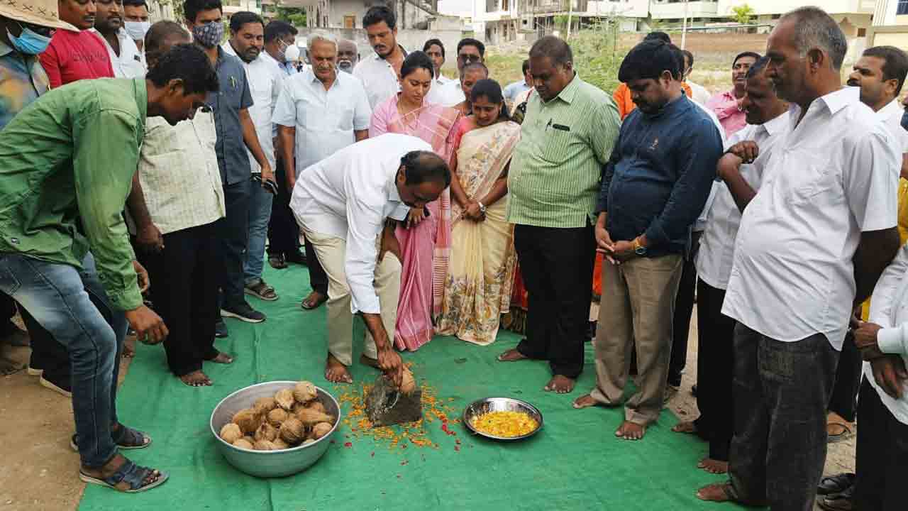 సీసీ రోడ్ల నిర్మాణానికి భూమి పూజ చేసిన ఎమ్మెల్యే సంజయ్ కుమార్