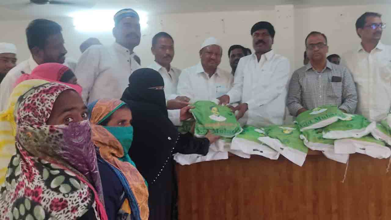 రంజాన్‌ కానులు పంపిణీ చేసిన ఎమ్మెల్యే పెద్ది సుదర్శన్‌రెడ్డి