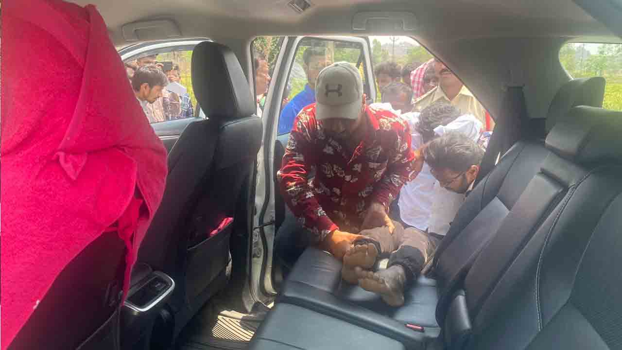 రోడ్డు ప్రమాదంలో ఇద్దరు వ్యక్తులకు తీవ్రగాయాలు..హాస్పిటల్‌కు తరలించిన ఎమ్మెల్యే పద్మాదేవేందర్‌రెడ్డి