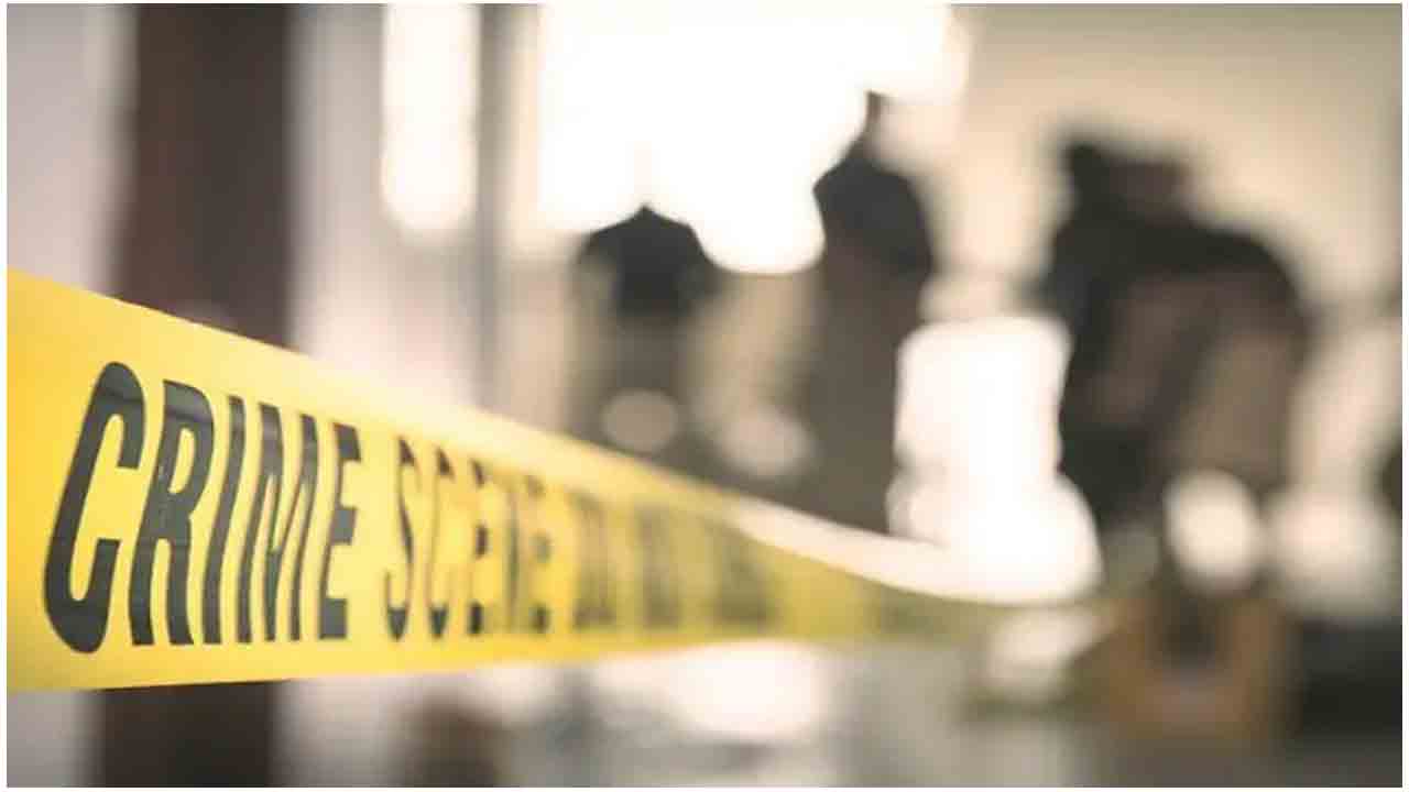 బైక్‌పై వ‌చ్చిన దుండ‌గులు క్ష‌ణాల్లో మ‌హిళ మొబైల్ ఫోన్‌తో ఉడాయించారు!