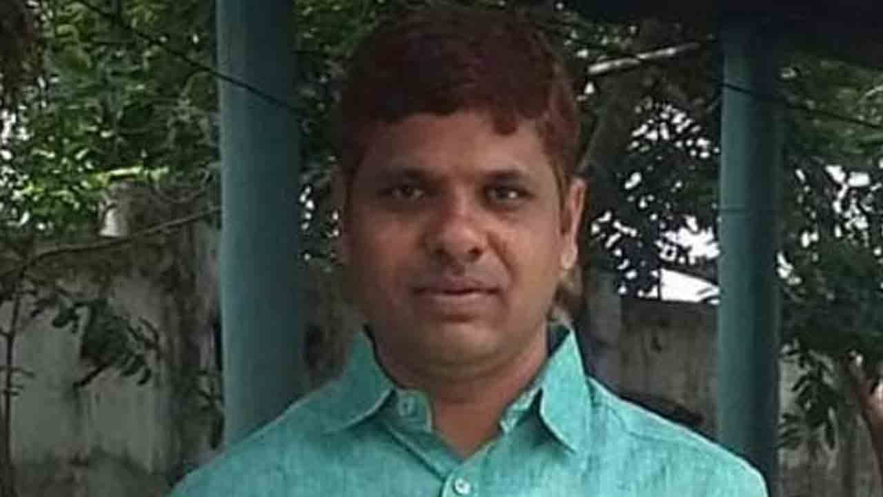 టీఆర్ఎస్ నుంచి జెడ్పీ కో-ఆప్షన్‌ మెంబర్‌ రియాజ్ మీర్జా బహిష్కరణ