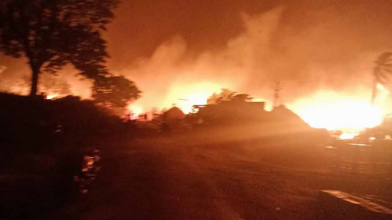 ములుగు జిల్లాలో అగ్ని ప్ర‌మాదం.. 40 ఇళ్లు ద‌గ్ధం