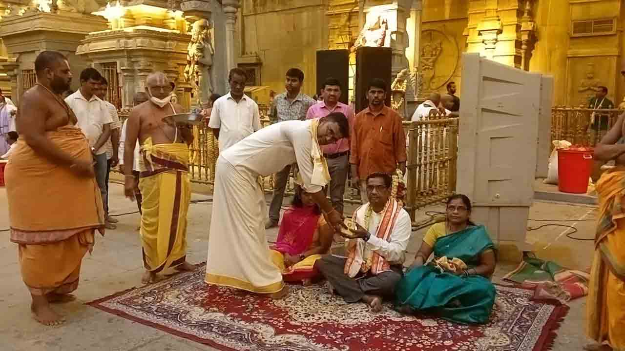 Yadadri temple | యాదాద్రీశుడిని దర్శించుకున్న బుద్ధ మురళి