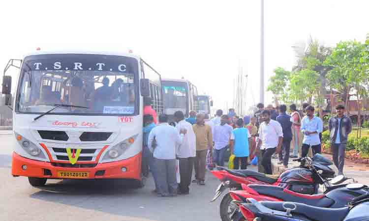 లక్ష్మీ అమ్మవారికి ప్రత్యేక పూజలు