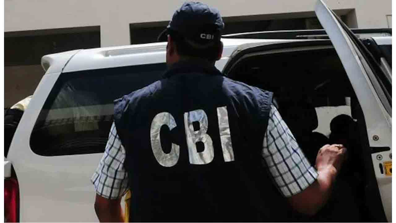 సెంట్ర‌ల్ రైల్వే ఇంజ‌నీర్‌ను అరెస్ట్ చేసిన సీబీఐ : రూ 60 ల‌క్ష‌లు స్వాధీనం