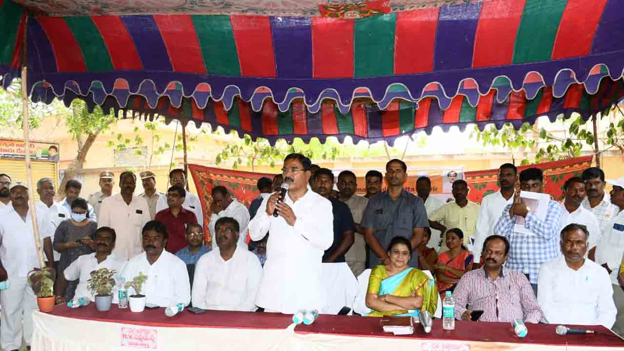 దివ్యాంగులు ఆత్మస్థైర్యంతో ముందుకెళ్లాలి : మంత్రి నిరంజన్ రెడ్డి